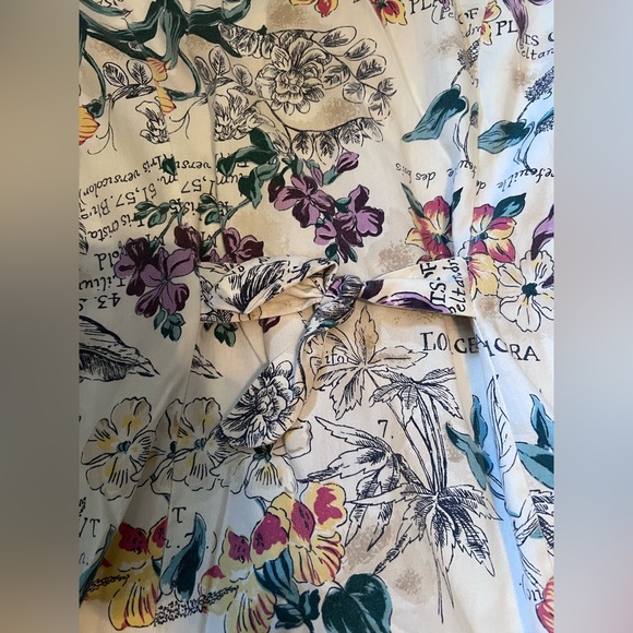 🍑Peaches Uniforms Inc.🍑 Printed Scrub, button-down Top, size Small 🍑 - Picture 13 of 15